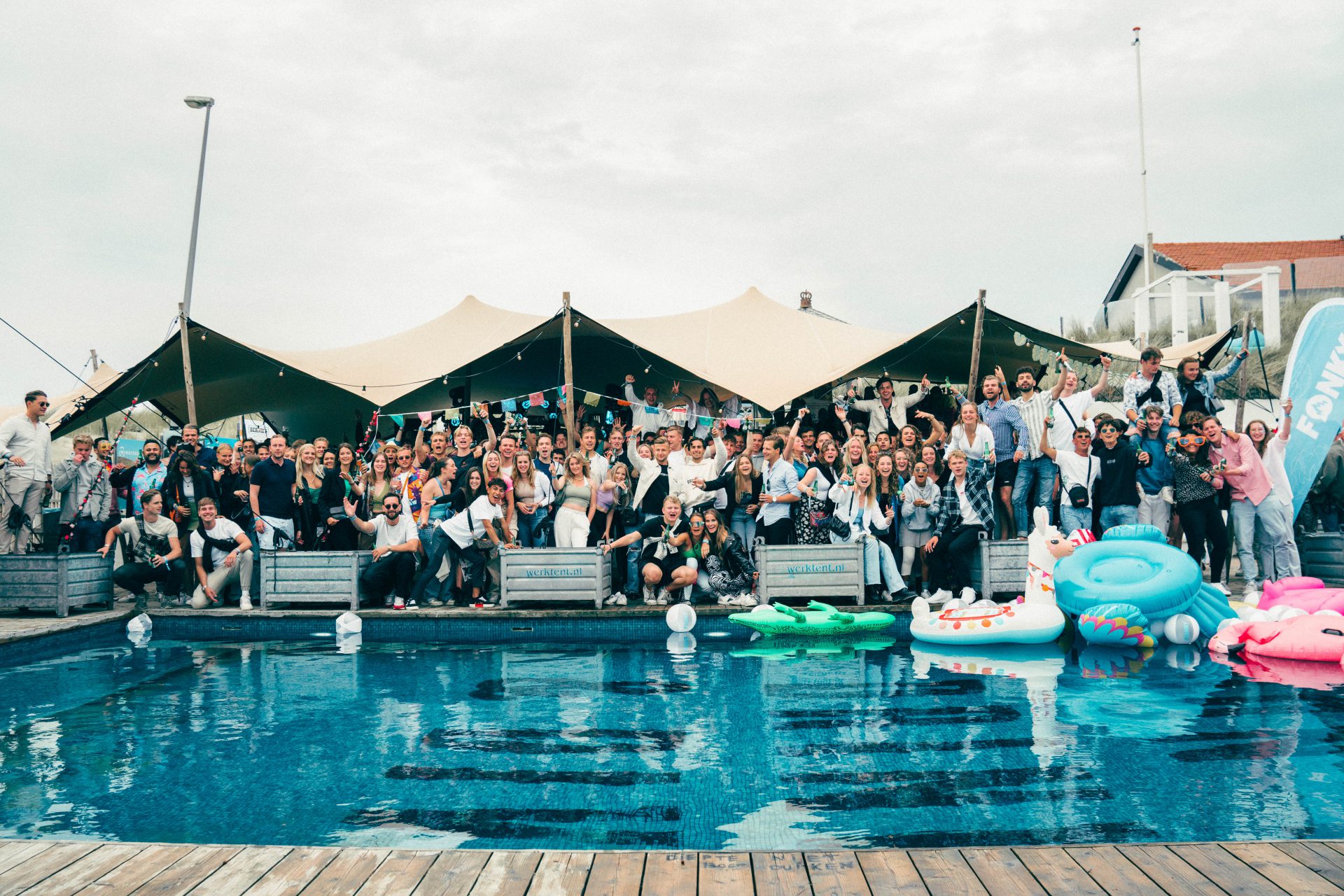 veiling trog schrobben Fonky Fest 2022: Dansjes, discobeats en duiken in het zwembad 🦩 - Fonky