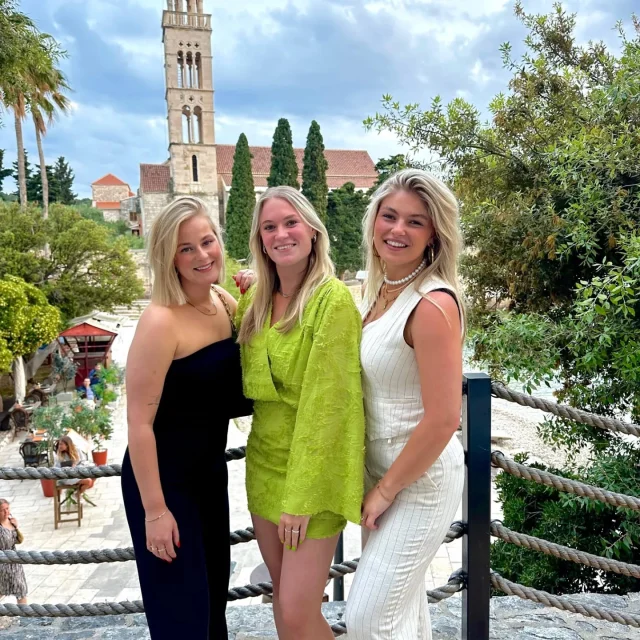 ☀️ZOMERTRIP HVAR☀️  Wat een reis! 🤩 75 man van Fonky kantoor, gingen mee op deze legendarische trip naar het zonnige Hvar.🍹  Van de Fonky Booze cruise, het eiland verkennen in kleurrijke beatles, genieten van het lekkere eten naar dansen in de clubs tot laat. 🪩🌅  Mooie momenten, herinneringen en vooral heel veel gelachen met iedereen, een trip voor in de boeken!  Wil jij er volgende keer ook bij zijn? Check de link in onze bio en meld je aan. Wie weet sta jij dan volgend jaar ook wel met ons op de Fonky Trip 2026! 🚤☀️  #studentenbijbaan #fonky #bijbaan #studenten