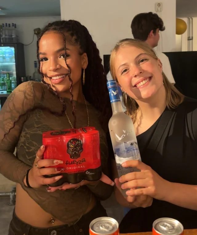 🏃‍♀️ RECRUITMENTDAGEN GRUNN 🏃‍♀️  Afgelopen dinsdag vertrok een deel van de recruitmentpoule richting het verre Groningen om daar twee dagen lang versterking te bieden! Dat betekende: heel veel leads binnenhalen, een gezellig beerpongtoernooi in de avond én klokslag 12 uur vierden we Jaida’s 20e verjaardag! 🎂 #fonky #fonkyfamily #recruitmentdagen