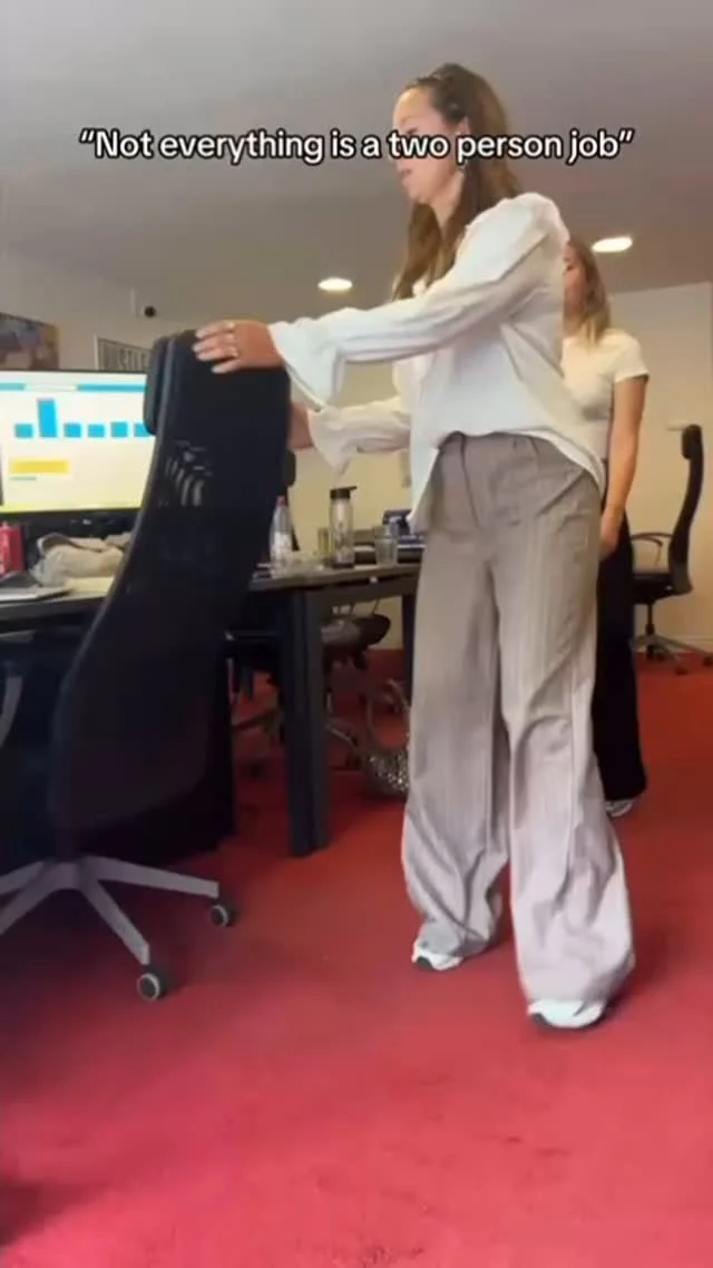 In this thogehter👭  Wie is jouw werk bestie? 🤝
-
-
-  #workbestie #teamwork #fonkyfamily #fonkyrotterdam
